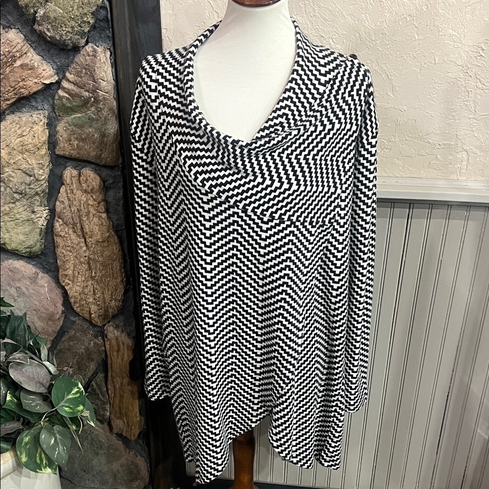 The Limited Monochrome Houndstooth Top